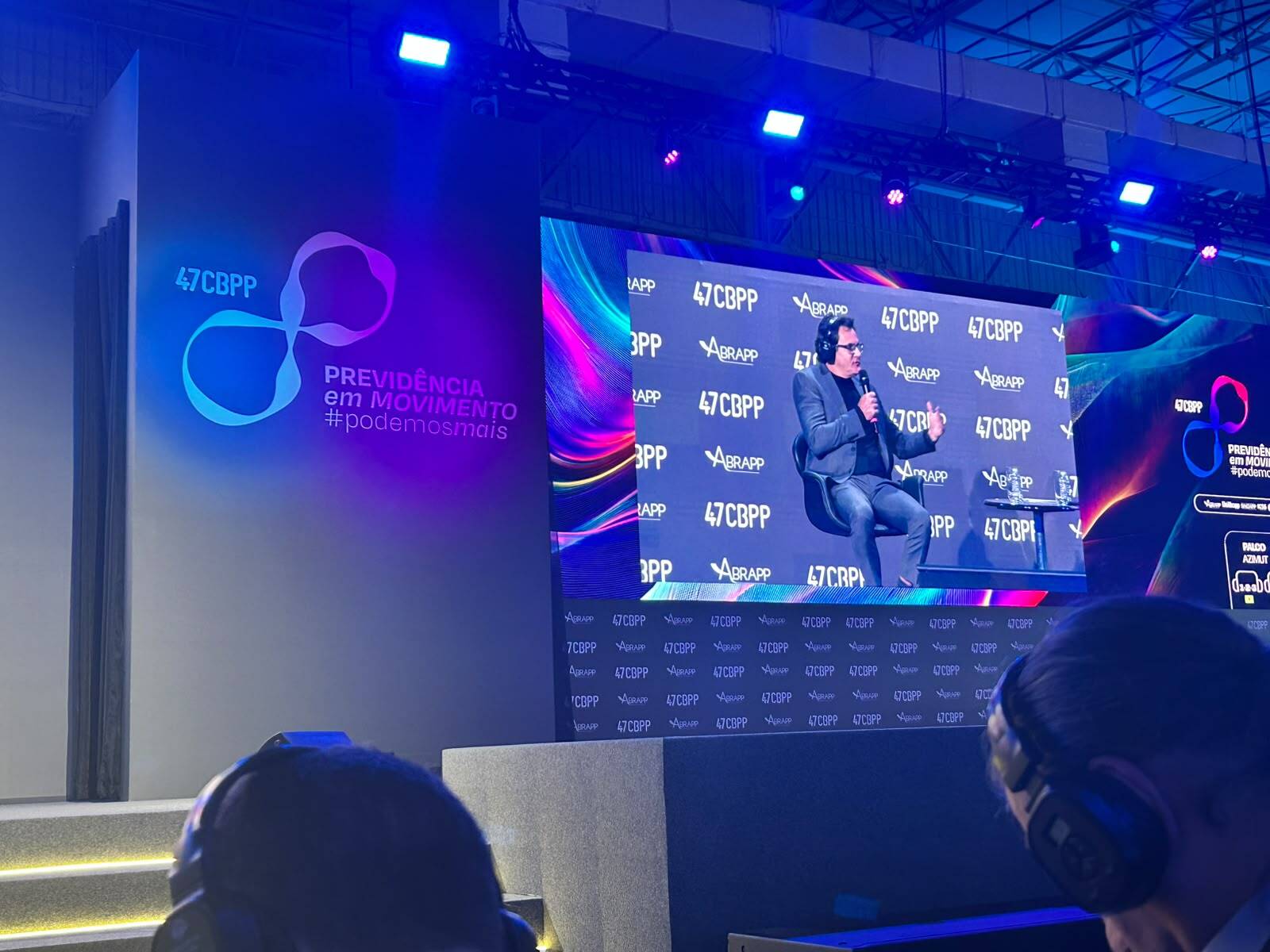 Palco da Plenária 2 do 47º CBPP, durante o painel sobre benefícios e previdência com Clayton Pedro, CEO da Biz Benefícios